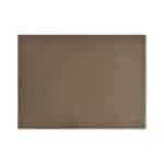 Tabletti 33 x 45 Taupe – keinonahkainen, kankaan näköinen ja helposti puhdistettava alusta kattauksiin.